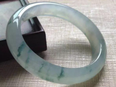 女人戴什么首饰招财-翡翠百搭又招财 ！